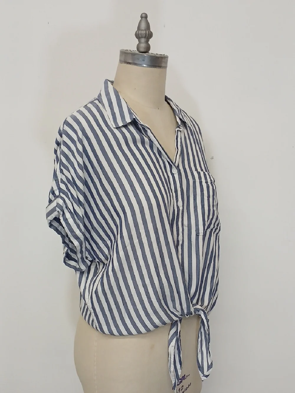 beachlunchlounge Blue and White Vertical Stripe Tie-Front Button Shirt / XL